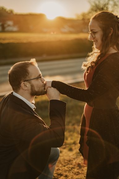 Heiratsantrag im Sonnenuntergang - Paarfotografie