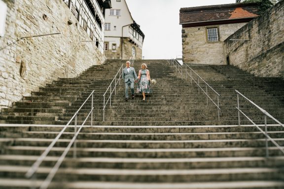 Brautpaar auf historischer Treppe - Hochzeitsreportage